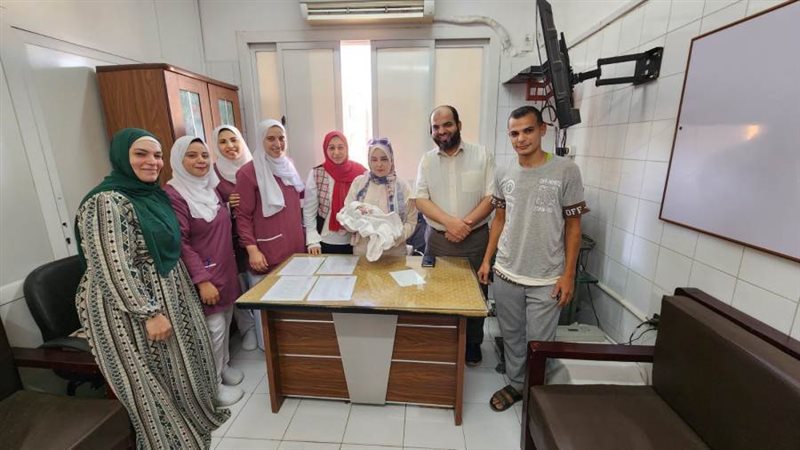 الفريق الطبي مع الطفل