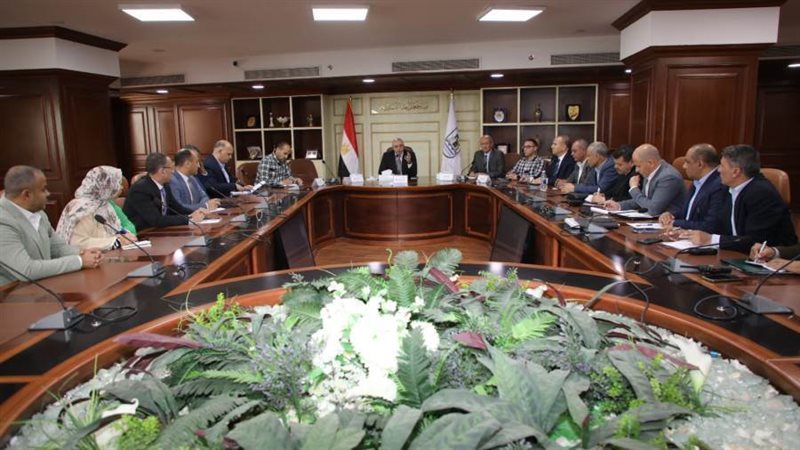 اجتماع محافظ بنى