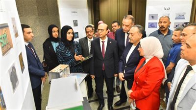 محافظ أسيوط ورئيس الجامعة يفتتحان المعرض الفني لاختيار أفضل تصميم وعلامة تجارية