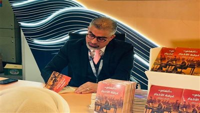 صحفي سورى يؤلف كتابًا عن أسرار غرفة الأخبار.. ومعاناة الحياة بين الموت