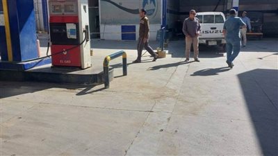 سحب عينات من المواد البترولية لضمان جودتها وتحرير 412 محضرًا تموينيًا بأسيوط