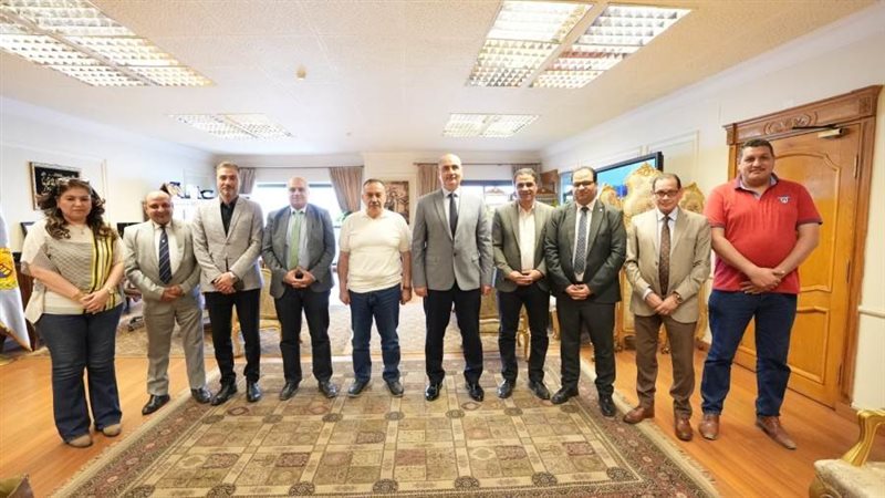 محافظ أسيوط يلتقي