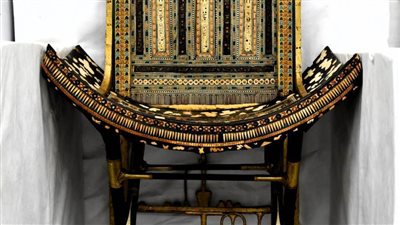 المتحف المصري الكبير يستقبل 163 قطعة من كنوز الملك الذهبي