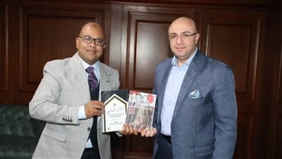 أبواليزيد يهدي محافظ بني سويف عملين أدبيين