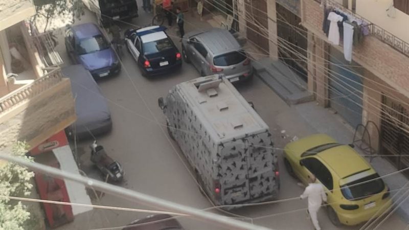 قوات الشرطة تستجوب