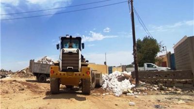 لودر يدهس مدير المتغيرات المكانية خلال حملة إزالة تعديات بإدفو شمال أسوان