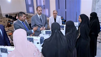 محافظ سوهاج يسلم ماكينات خياطة للسيدات الأولى بالرعاية