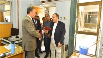 محافظ أسيوط يتفقد مركز خدمات المستثمرين لمتابعة جودة الخدمات وتعزيز المناخ الاستثماري بالمحافظة