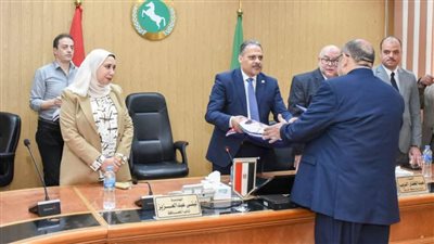 محافظ الشرقية يسلم ملابس الإحرام وتأشيرات السفر لحجاج الجمعيات الأهلية