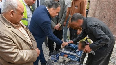 محافظ الشرقية يُسلم كراسي متحركة وأطرافًا صناعية وأحزمة طبية لذوي القدرات والهمم 