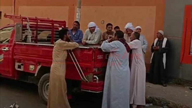 الأهالي ينتظرون أمام