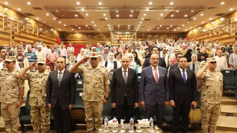 محافظ المنيا خلال