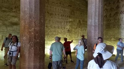 وفد سياحي متعدد الجنسيات يزور منطقة آثار بني حسن بالمنيا