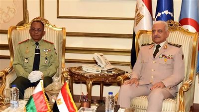 الفريق أول عبد المجيد صقر يلتقي وزير الدفاع بدولة مدغشقر