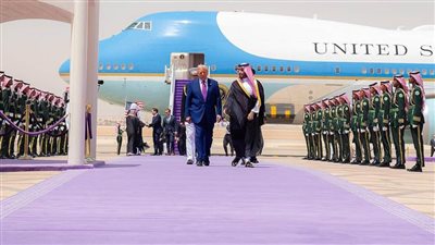 عاجل.. لهذا السبب فرشت السعودية سجادة أرجوانية لـ«ترامب» وليس حمراء