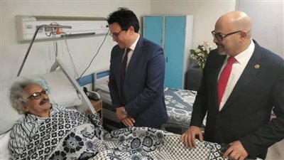 وزير الثقافة يزور الكاتب صنع الله إبراهيم بعد خضوعه لجراحة