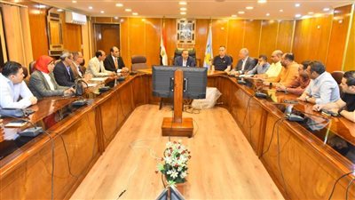 محافظ أسيوط يلتقي بأصحاب شركات السياحة وممثلي الأندية والنقابات المطلة على نهر النيل