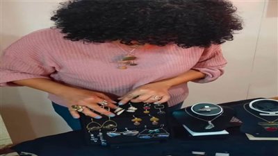 شروق طلعت مبدعة حولت الصخور إلى قطع فنية