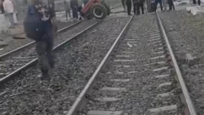 أثناء قيامه ببعض الإصلاحات.. إصابة عامل بالسكة الحديد سقط عليه أحد القضبان