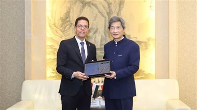 رئيس جامعة بنها يلتقي نظيره بوسط الصين الزراعية