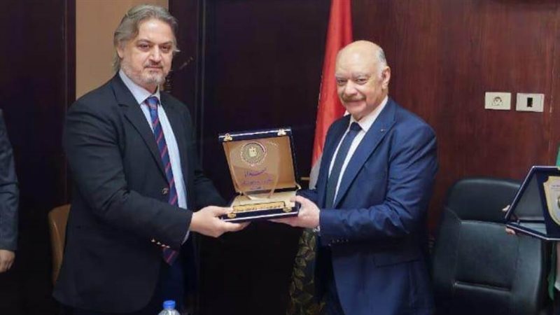 القنصل اليوناني ورئيس