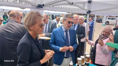 سفيرة الاتحاد الأوروبي تزور سوق المزارعين بالإسكندرية 