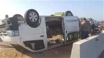 بحادث انقلاب مروع.. مصرع طفل وإصابة 21 شخصًا بمحور الضبعة الصحراوي 