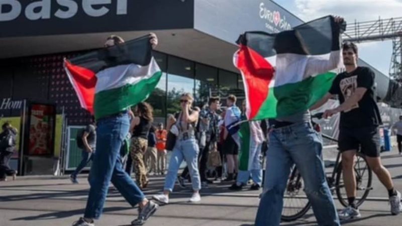 جانب من الجمهور يحملون