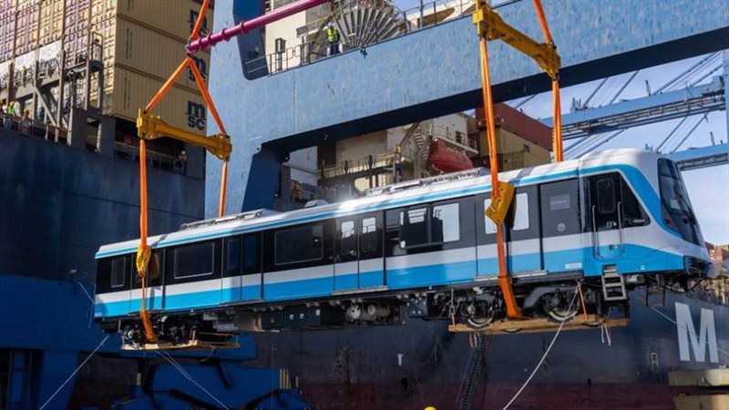 وصول أول قطار مكيف