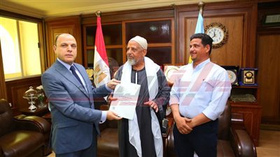 عبد المعطي يُسلّم 12 عقد تقنين أراضي أملاك دولة لمواطني كفر الشيخ
