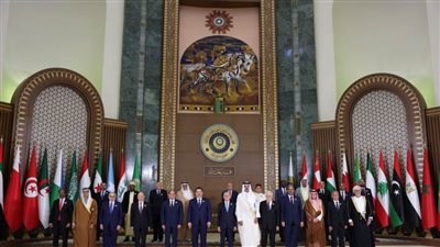 صورة تذكارية تجمع رؤساء الوفود المشاركة بالقمة العربية