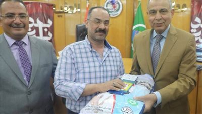 محافظ المنيا يشارك حجاج الجمعيات فرحتهم قبل السفر للأراضي المقدسة