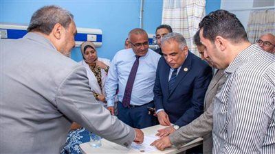 بالصور.. رئيس جامعة طنطا يزور طالبات كلية علوم الرياضة في واقعة الإجهاد الحراري