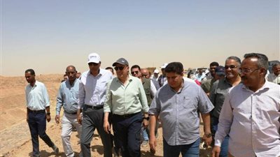 وزير الري ومحافظ أسوان يتفقدان مشروع 