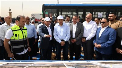 رئيس الوزراء يتفقد المرحلة الأولى من التشغيل التجريبي لمشروع الأتوبيس الترددي 