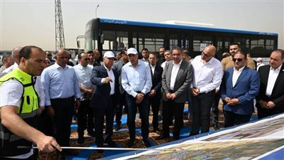 رئيس الوزراء يستمع لشرح منظومة العمل والربط بين المحطات والمواقف أسفل الدائري ( صور)