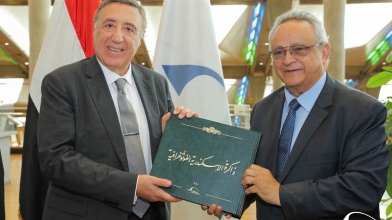 رئيس وأعضاء المحكمة