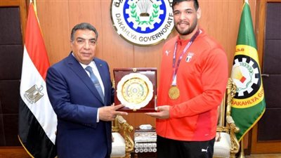 بعد حصوله على بطولة أفريقيا للمصارعة الرومانية.. محافظة الدقهلية يكرم البطل عبداللطيف منيع