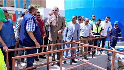 محافظ سوهاج يتفقد محطة مياه 