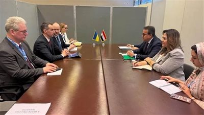 وزير الصحة يبحث سبل تعزيز التعاون في المجالات الصحية مع قرينيه بـ