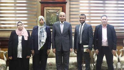 محافظ المنيا يبحث ملف التقنين وتيسير الإجراءات مع رئيس هيئة المساحة ويوجه بتذليل أى عقبات. 