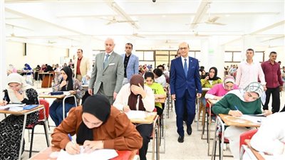 رئيس جامعة أسيوط يتفقد سير امتحانات الفصل الدراسي الثاني بكليتي الحقوق والفنون الجميلة