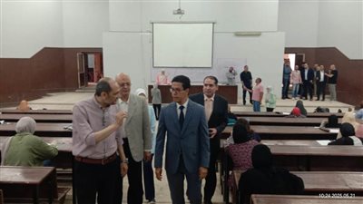 رئيس جامعة بنها يتفقد سير الامتحانات بكليتي الآداب والتجارة 