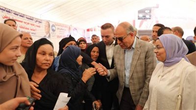 خلال جولته الميدانية محافظ المنيا يستمع إلى مطالب أهالي جزيرة شارونة ويوجه بصرف إعانات عاجلة لحالات إنسانية