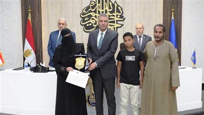 محافظ أسوان يكرم أسرة شهيد واجب العمل بالمجلس التنفيذي 