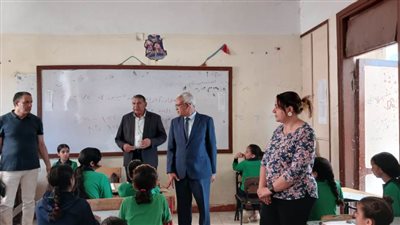 وكيل وزارة التعليم بالإسماعيلية يتفقد مدارس لمتابعة امتحانات النقل الابتدائى والاعدادي