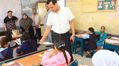 مدير تعليم سوهاج يتابع انتظام امتحانات آخر العام للمرحلتين الابتدائية والإعدادية