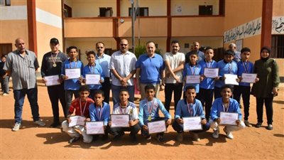 محافظ أسيوط يتفقد مدرسة النيل الإعدادية ويكرم أوائل دوري المدرسة الرياضي 