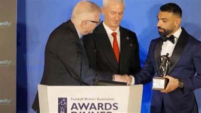 عاجل..محمد صلاح يتسلم جائزة أفضل لاعب في الدوري الإنجليزي لموسم 