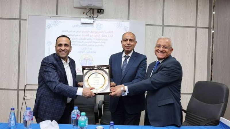 محافظ المنيا خلال